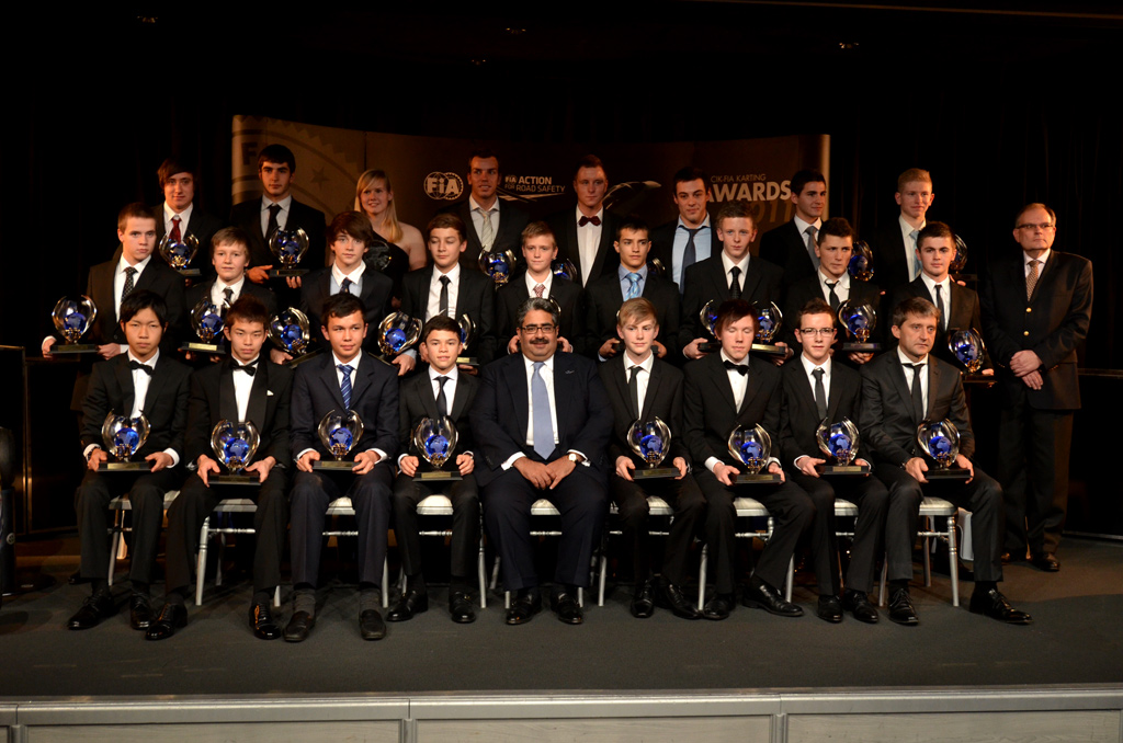 Nicklas modtager awards ved CIK Paris.
(Foto: CIK)
